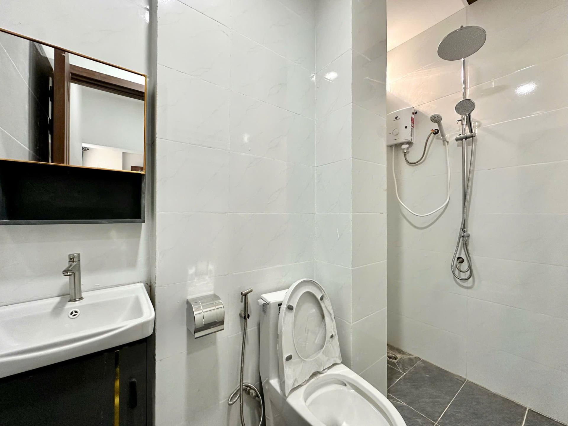 Phòng tắm nhà dân dụng hoàn thiện với giải pháp chống thấm, gạch ốp và thiết bị vệ sinh cao cấp Nguyên Phát (NP Group)